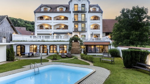 Hotel Außenansicht mit Pool