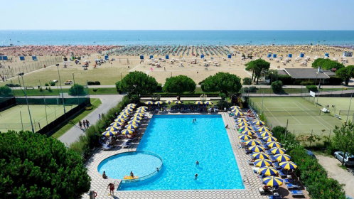 Hotel außenpool mit Strand und Meerblick
