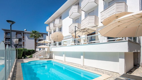 Hotel mit Pool und Sonnenschirmen