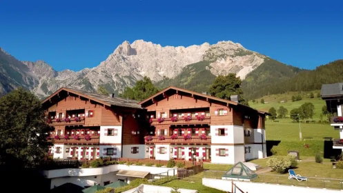Hotel außenansicht mitten im Grünen mit Bergblick