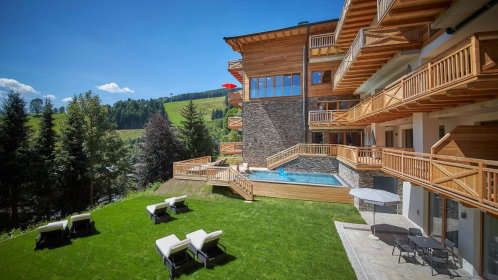Hotel Außenansicht mit Pool und liegen