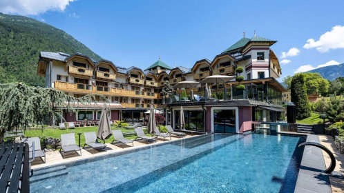 Hotel Außenansicht mit Pool und Liegen