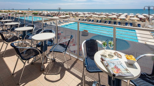 Hotelterasse mit pool und meerblick