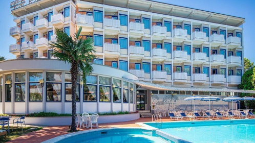 Hotel Außenansicht mit außenpool