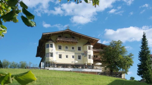 Hotel Außenansicht mitten im Grünen