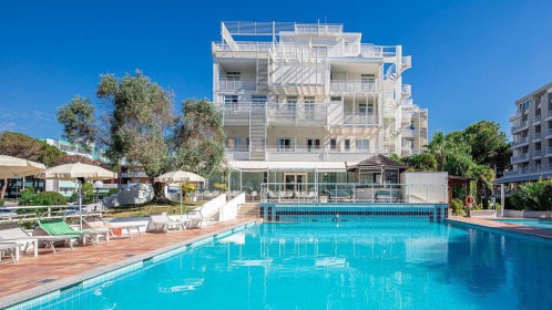 Hotel Außenansicht mit Pool