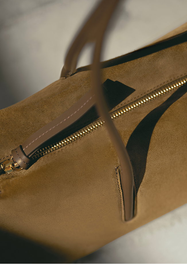 the stockholm shoulder tobacco suede