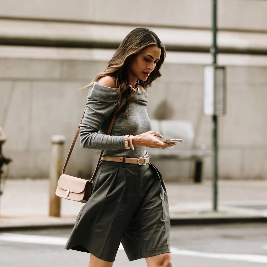 Bermuda-Shorts und Loafer-Mules sind im Sommer 2026 das coolste Outfit-Match