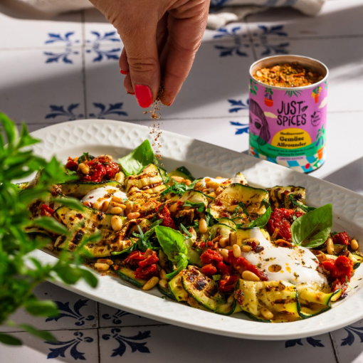 Image of Gegrillte Zucchini mit Joghurt, Pinienkernen & getrockneten Tomaten