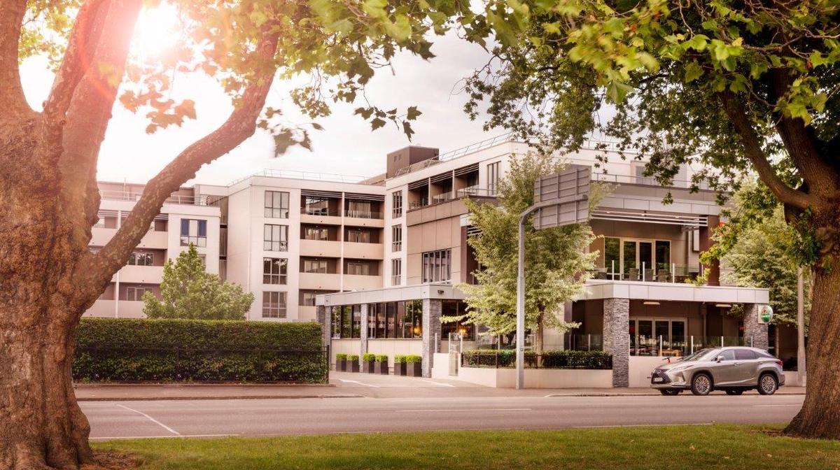 Central Christchurch Escape near Latimer Square with Daily Breakfast & Complimentary Parking