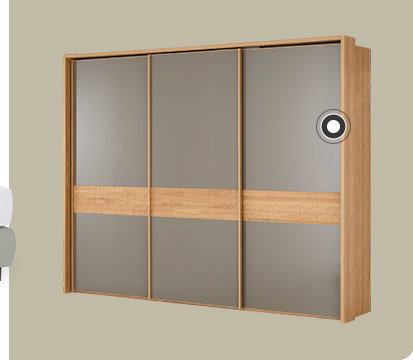 Ein Schwebetürenschrank in Holzoptik mit dunklen Elementen vor einem braunen Hintergrund. 