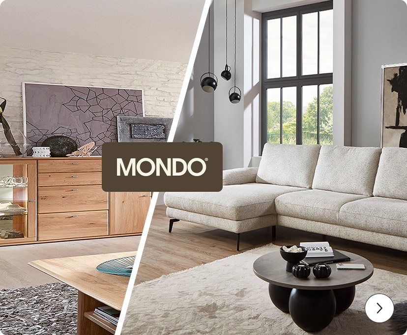 Zwei Wohnbereiche sind durch eine diagonale Linie getrennt. Links steht eine Kommode aus hellem Holz vor einer weißen Steinwand, darauf ein großformatiges Bild mit abstraktem Muster. Rechts befindet sich ein helles Ecksofa vor bodentiefen Fenstern, davor ein runder Couchtisch auf einem hellen Teppich. In der Mitte ist ein rechteckiges Schild mit dem Schriftzug 'MONDO' platziert.