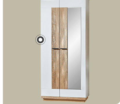 Ein Garderobenschrank in weiß mit Holzelementen und einem Spiel vor einem braunen Hintergrund. 