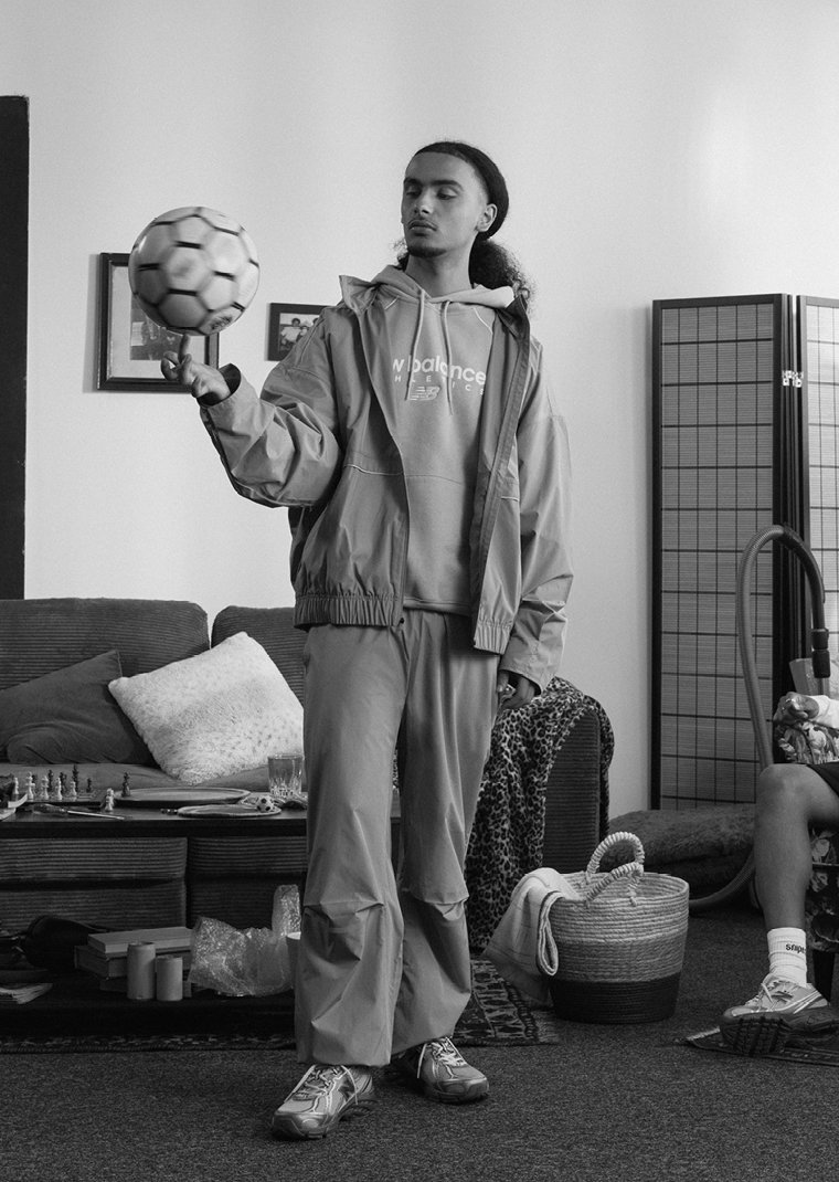 Grey image with a man in grey new balance clothings 