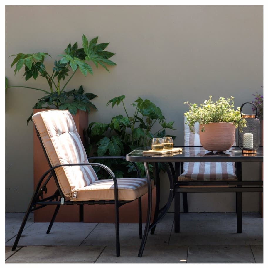Garden dining