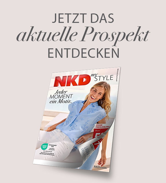 Frauenmodel trägt hellblaue Bluse mit Muster, weiße Hose, Vorderansicht