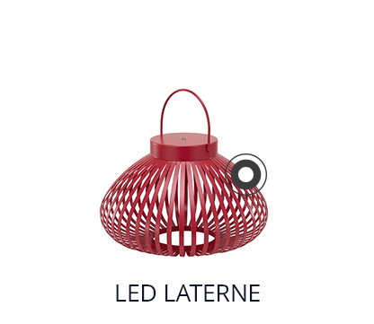 Freigestellte Abbildung einer roten LED-Laterne in bauchiger Korb-Optik mit Tragegriff und der Beschriftung ‚LED LATERNE‘.