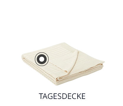 Freigestellte Abbildung einer zusammengelegten, cremeweißen Tagesdecke mit feiner Streifenstruktur und der Beschriftung ‚TAGESDECKE‘.
