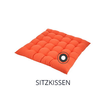 Freigestellte Abbildung eines quadratischen, gesteppten Sitzkissens in kräftigem Orange mit der Beschriftung ‚SITZKISSEN‘.