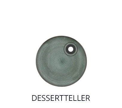 Freigestellte Abbildung eines runden Desserttellers in einem matten, dunklen Grünton mit leicht strukturierter Oberfläche und der Beschriftung ‚DESSERTTELLER‘.