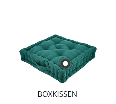 Freigestellte Abbildung eines quadratischen, dick gepolsterten Boxkissens in Dunkelgrün mit Tragegriff und der Beschriftung ‚BOXKISSEN‘