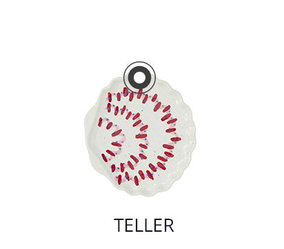 Weißer Servierteller in muschelähnlicher Form mit gewelltem Rand. Die Innenseite ist mit einem Muster aus kleinen roten ovalen Motiven und blauen Punkten verziert, die in konzentrischen Bögen angeordnet sind. 
