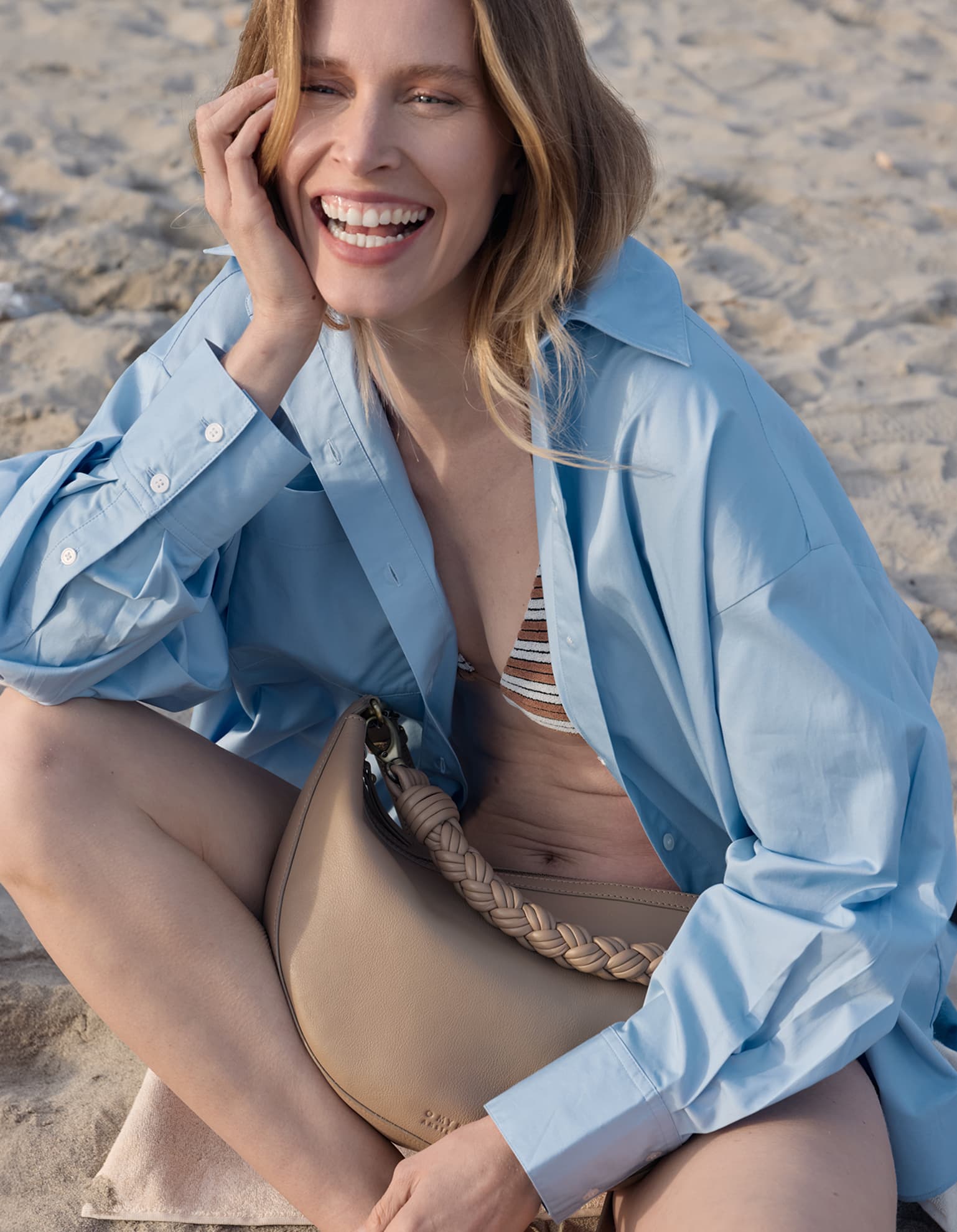 Model holding the Leo Twisted Handle Maxi in Dark Sand