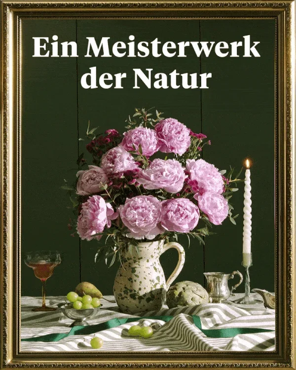 In einem goldenen Prunkrahmen steht eine Vase mit üppigen, pinken Pfingstrosen  und dunklen Akzenten vor einer grünen Holzwand. Der Text „Ein Meisterwerk der Natur“ schwebt über dem Stillleben mit Kerze, Obst und Wein. Die Atmosphäre ist klassisch und elegant.