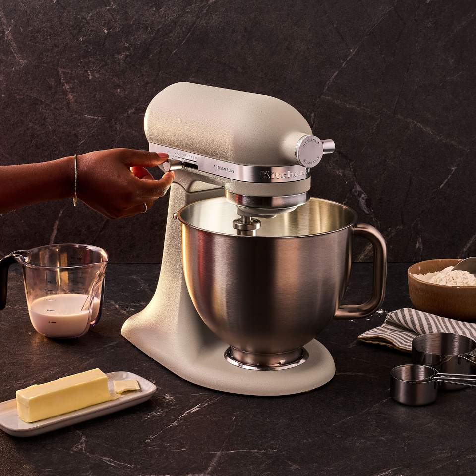 Kitchenaid Artisan Plus køkkenmaskine med is-tilbehør, oat