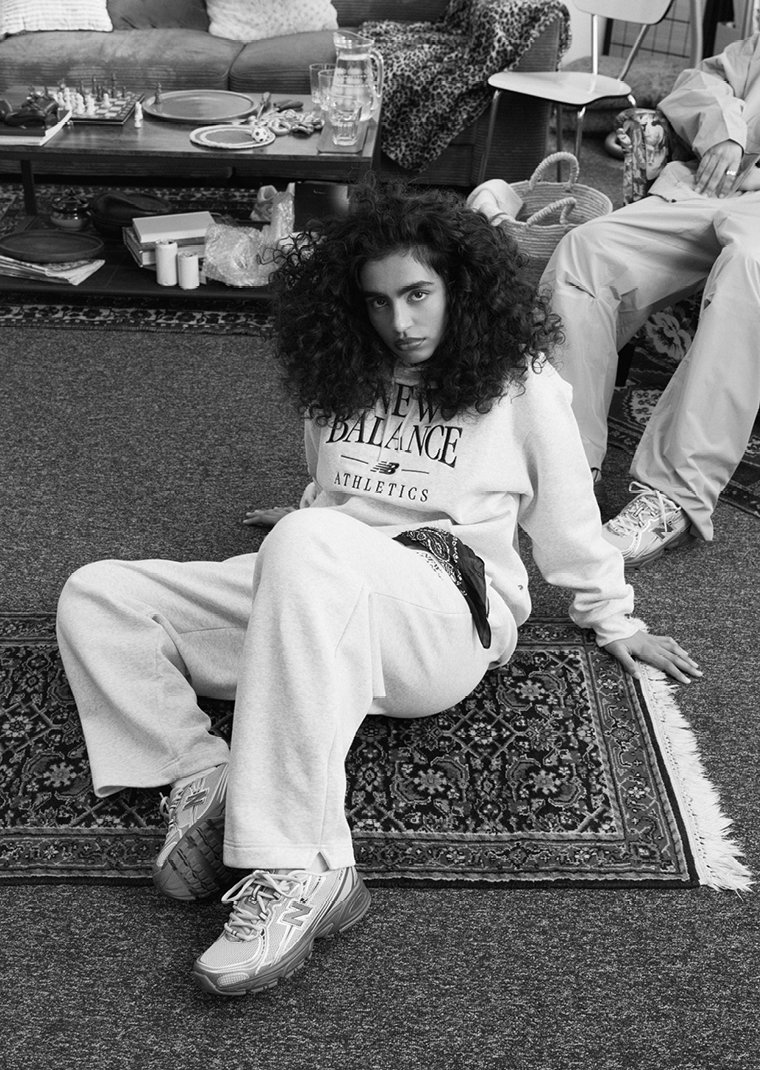 Grey image with a man and a woman in grey new balance clothings 