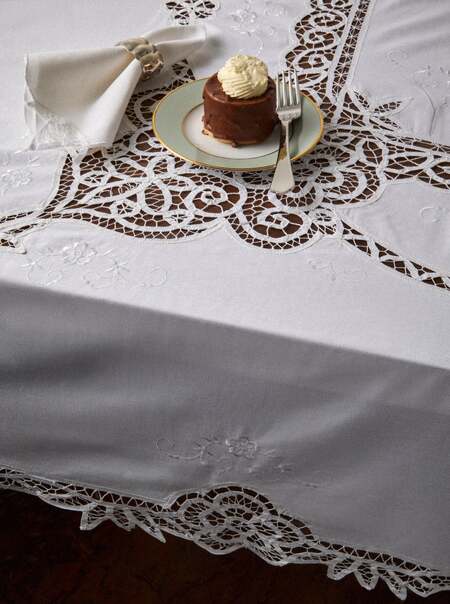 Lacework Tablecloth with Napkins – 86.5in/2.2m (Set of 8)
