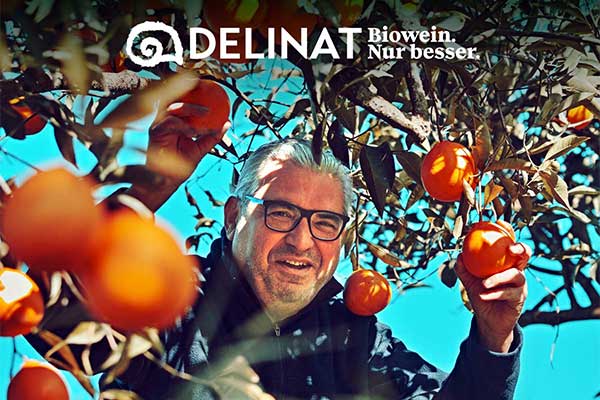Bild Delinat-Winzer Massimo Maggio mit seinen Orangen