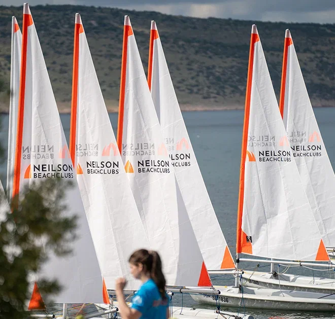 Beginner sailing courses