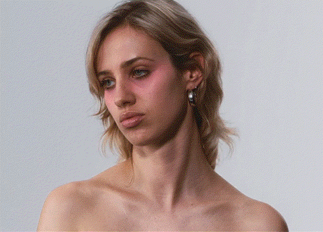 Launched in 2024 by Central Saint Martins graduate Sofia Prantera, No Problemo channels a fearless, gender-neutral approach shaped by skate culture and high fashion. Its signature “uniform” aesthetic, spanning jersey, denim and accessories, aligns seamlessly with Le Specs’ legacy of accessible luxury since 1979.