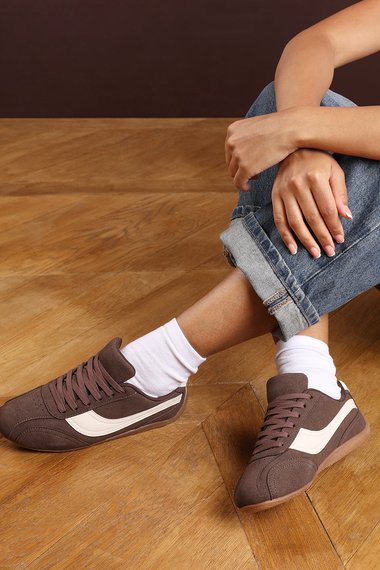 'Venice' Low-Top Lace up trainer with Contrast Side Stripe