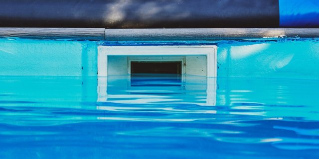 enfant bras coincé filtre piscine