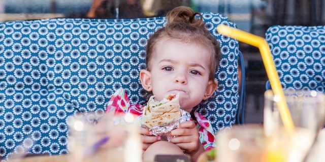 bébé-mange-sandwich