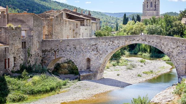 Avec son abbaye millénaire, ce village médiéval au cœur des Corbières fait partie des plus beaux de France