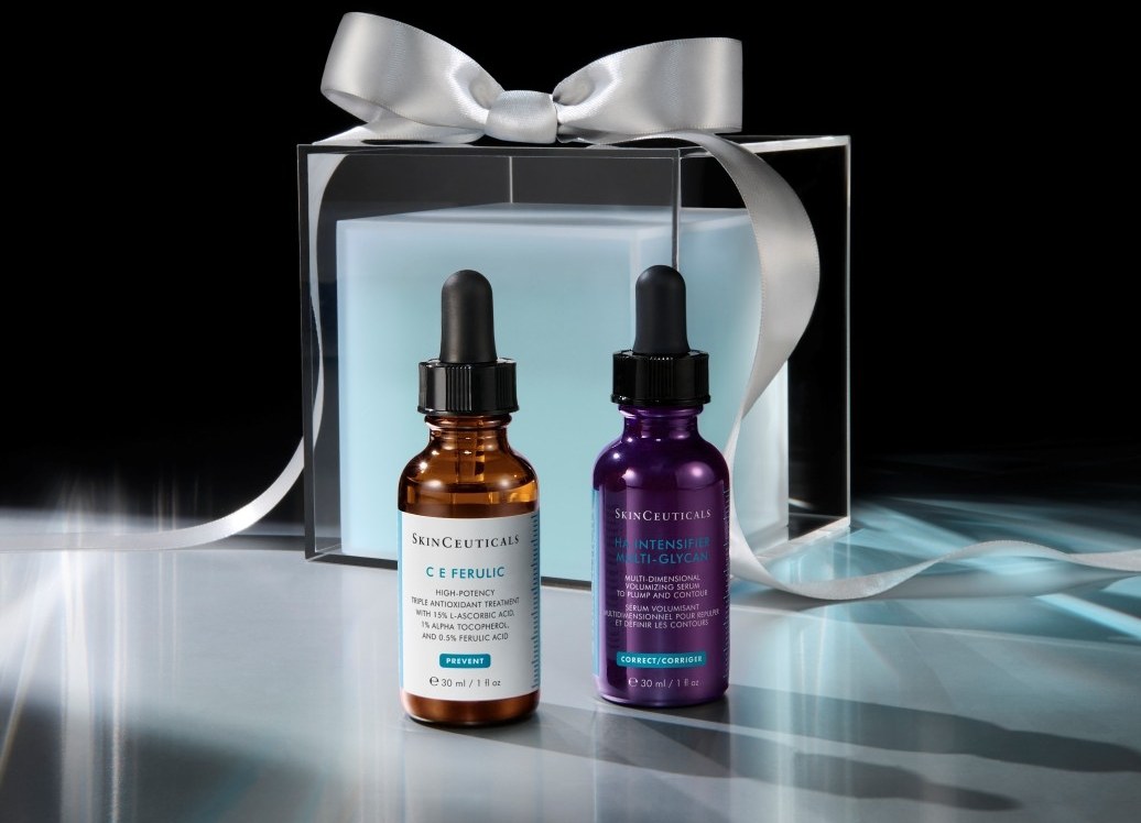 Les sérums C E Ferulic et HA Intensifier Multi-Glycan devant un cadeau
