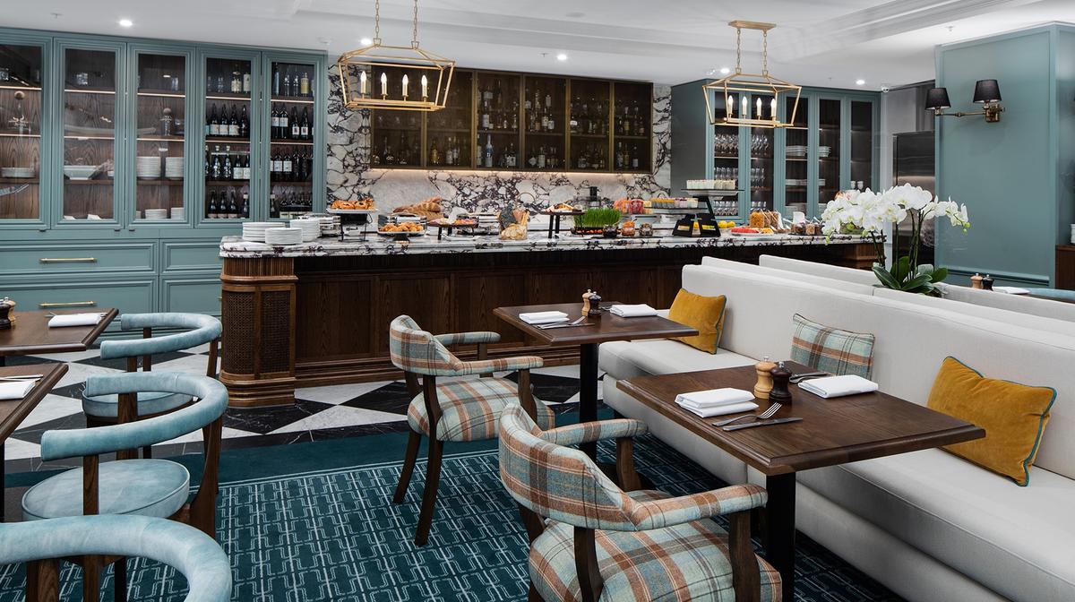 Melbourne CBD Glamour with Rooftop Bar, Daily Breakfast, Nightly Drinks & Parking
