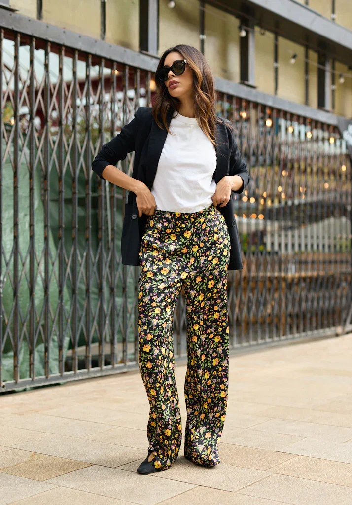 Image of Leon Wide Leg Floral Print Trouser In Multi