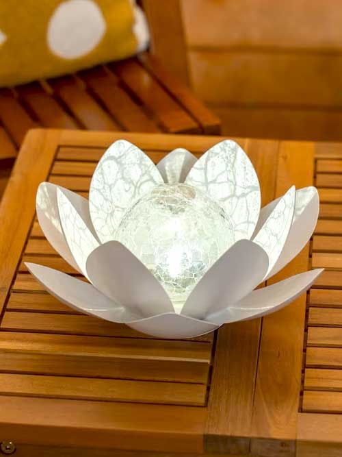 White Metal Waterlily Light