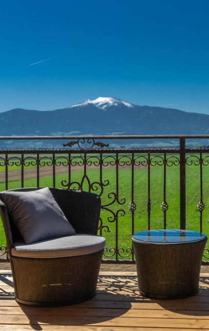 Hotel terrasse mit blick ins grüne