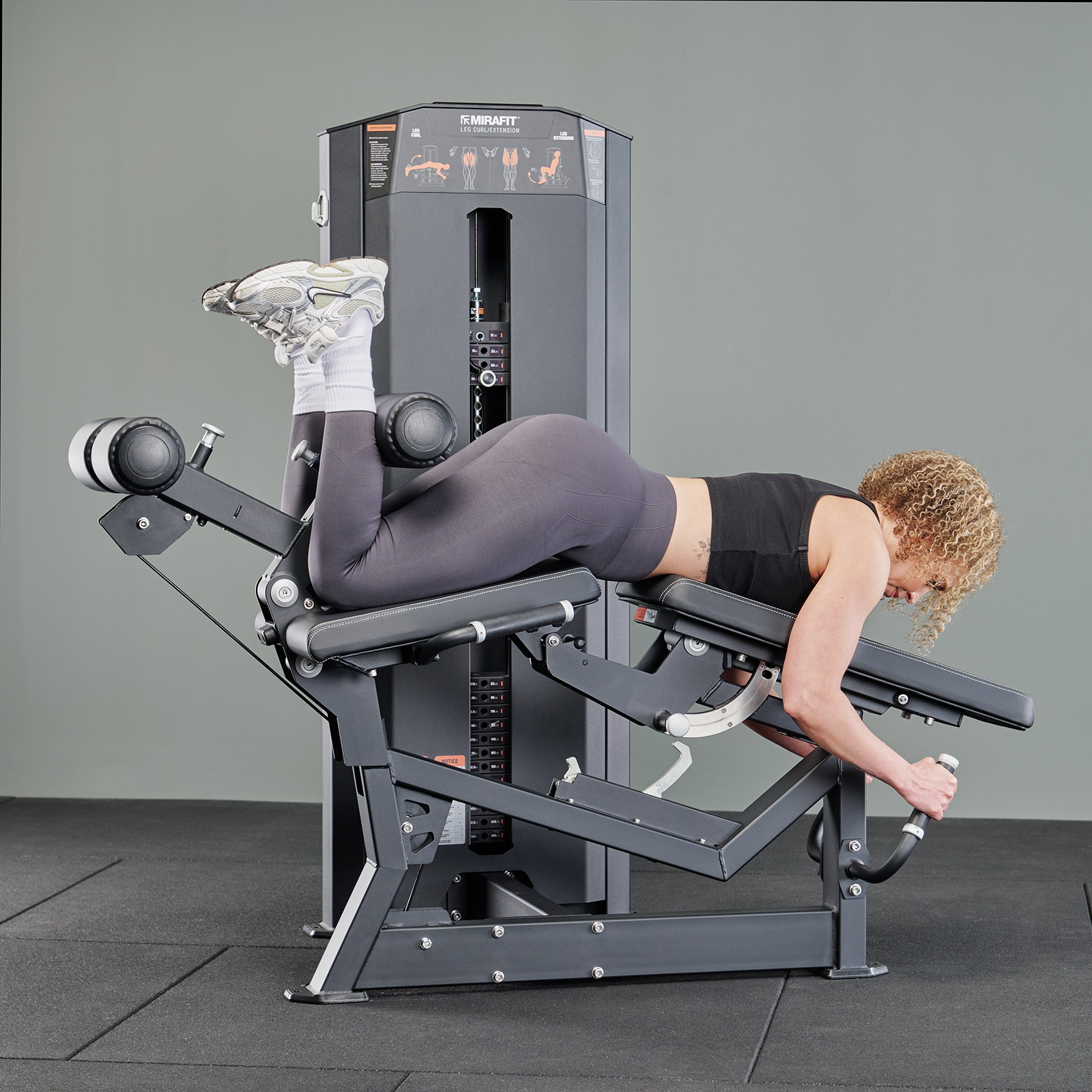 Leg curl/extension machine