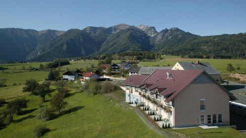 Hotel Außenansicht mitten im Grünen
