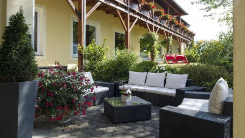 hotel terrasse mit sitzmöglichkeiten
