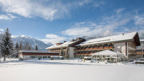 Hotel Außenansicht im Winter