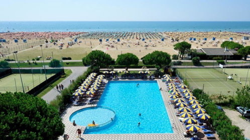 Hotel außenpool mit Strand und Meerblick