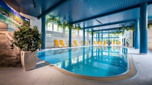 Hotel Hallenbad mit Liegen