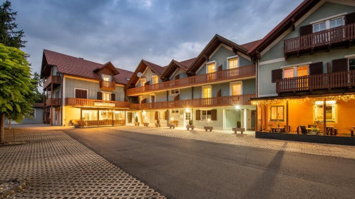 Hotel Außenansicht abends